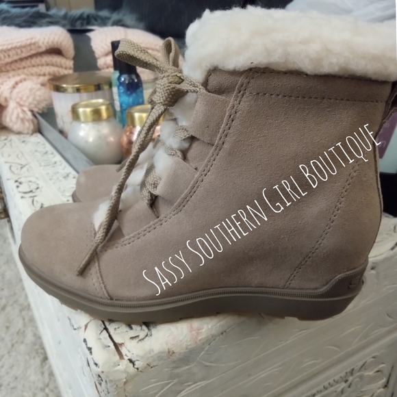 🆕⭐SOREL Evie II Taupe suede and Sherpa booties - Picture 13 of 16